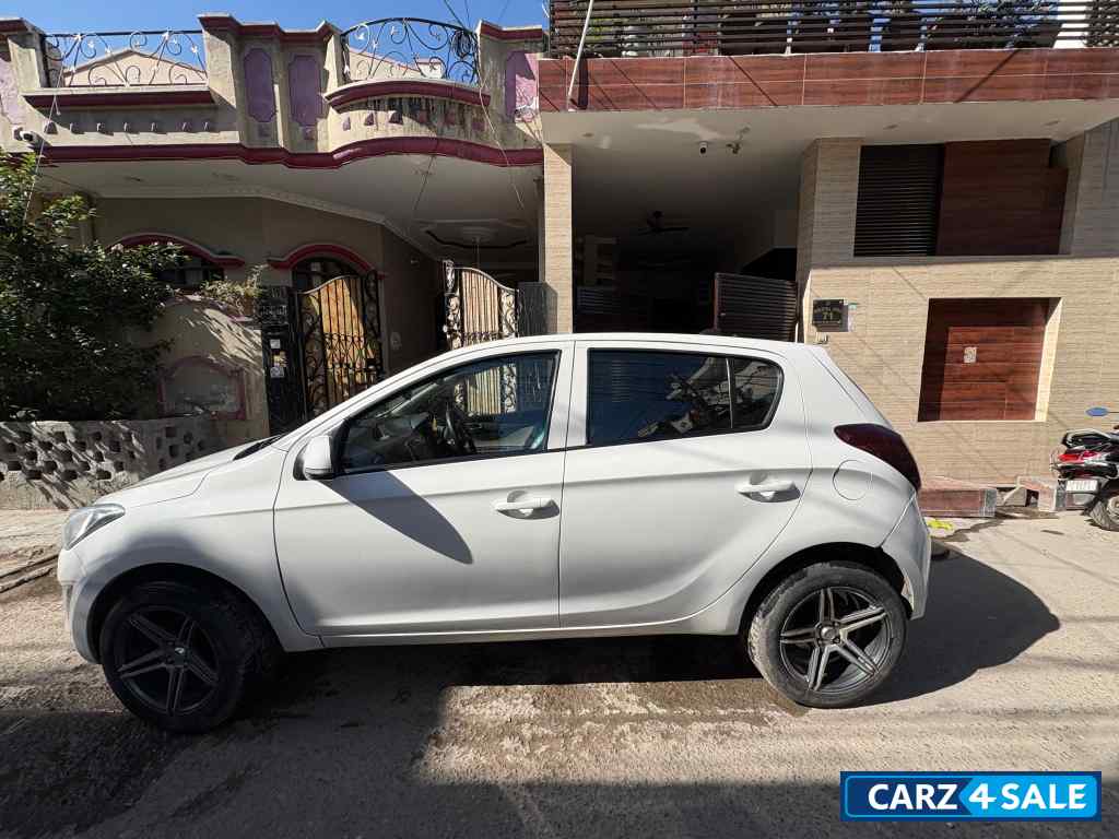 C White Hyundai i20 Sportz