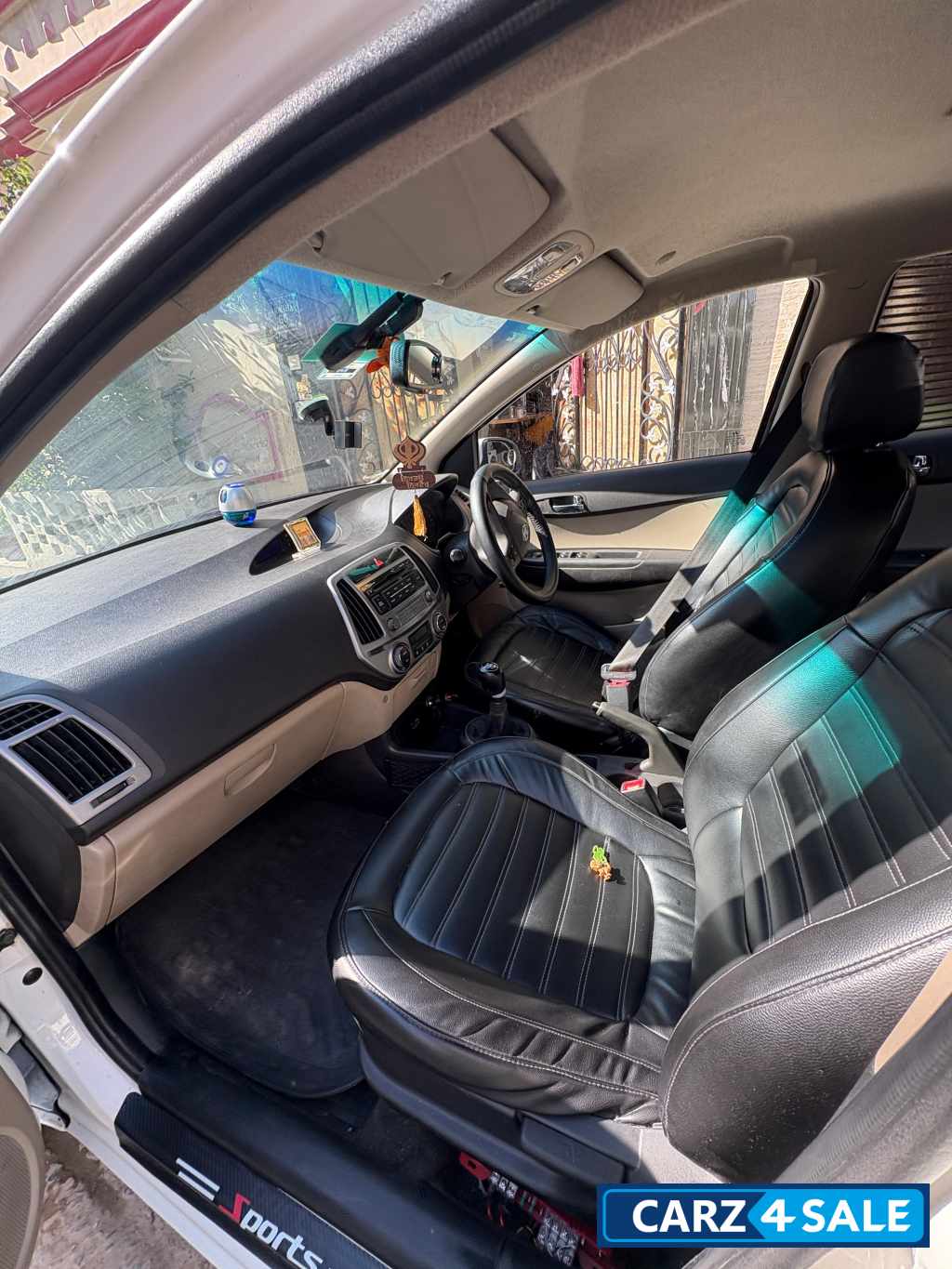 C White Hyundai i20 Sportz