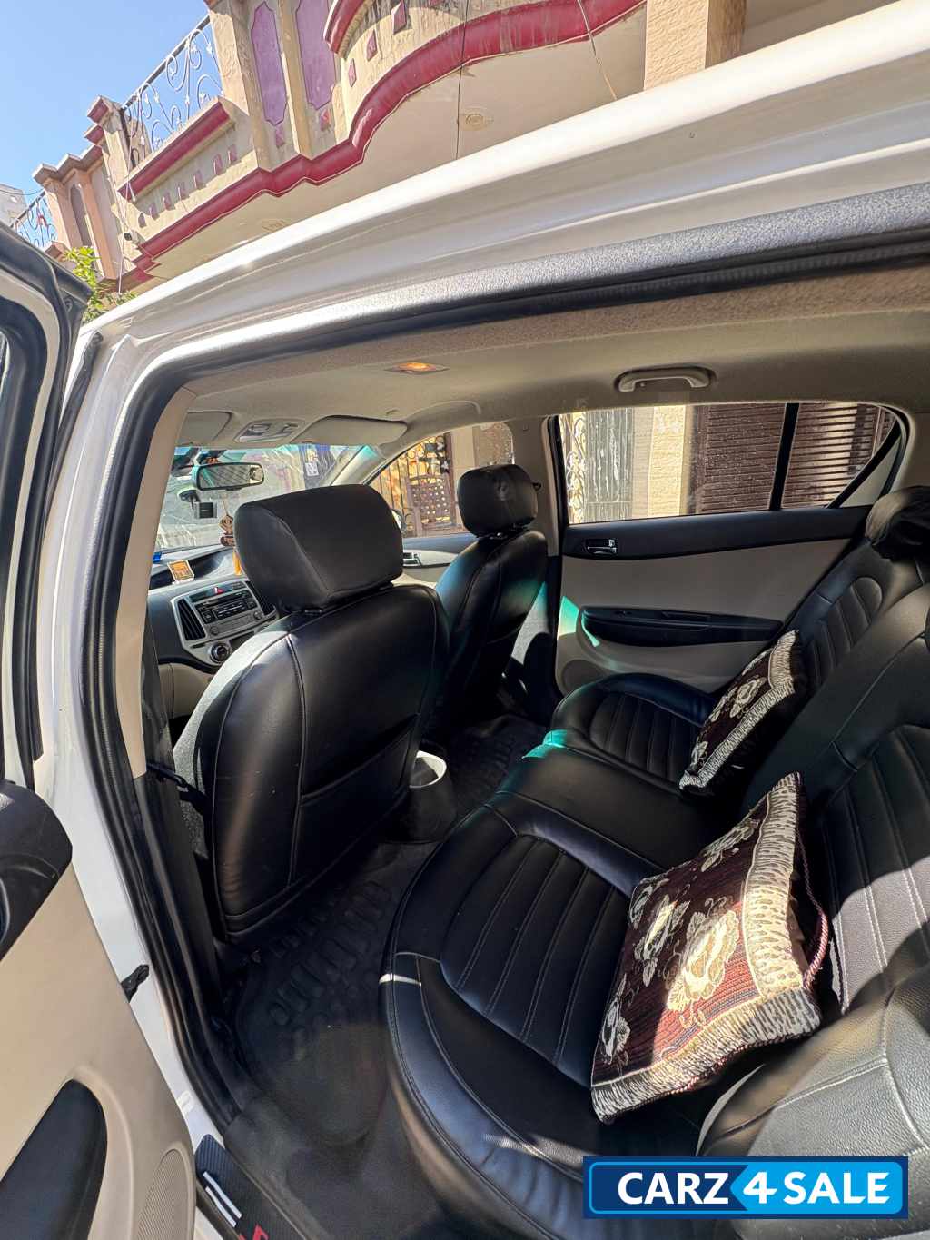 C White Hyundai i20 Sportz