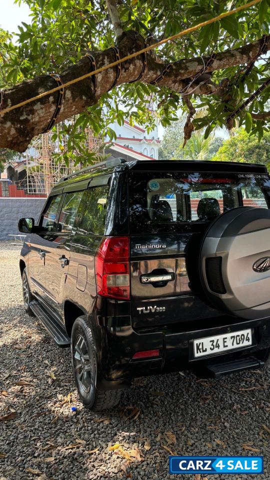 Mahindra TUV300 T10
