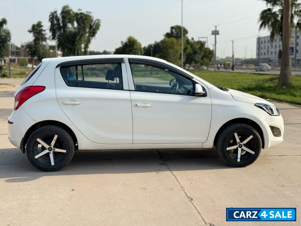 White Hyundai i20 Sports