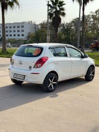 White Hyundai i20 Sports