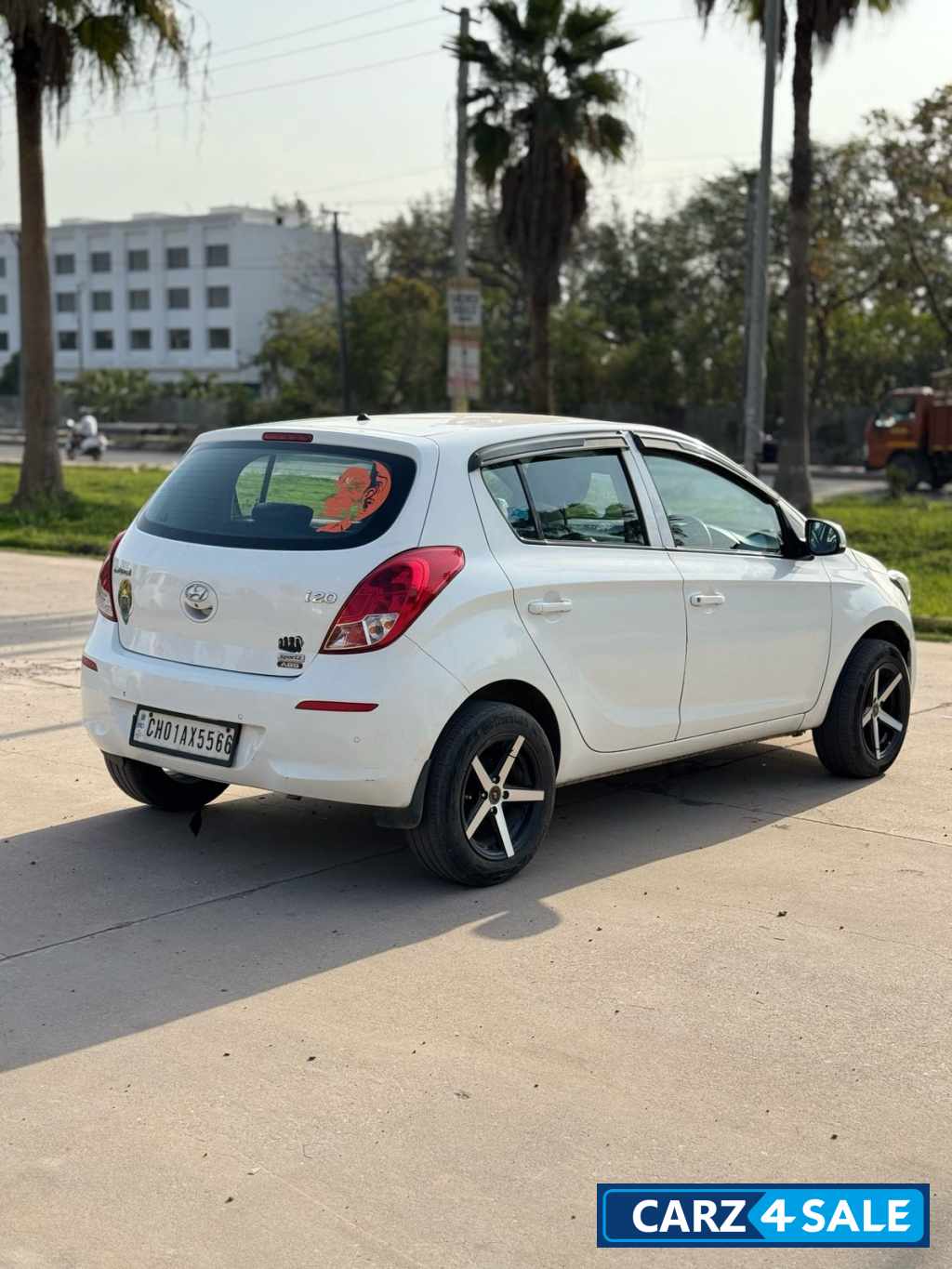 White Hyundai i20 Sports