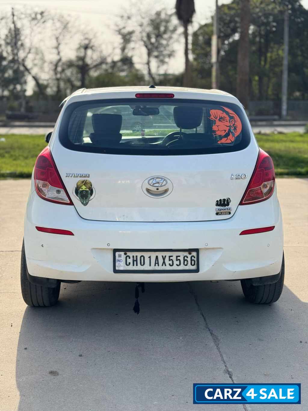 White Hyundai i20 Sports
