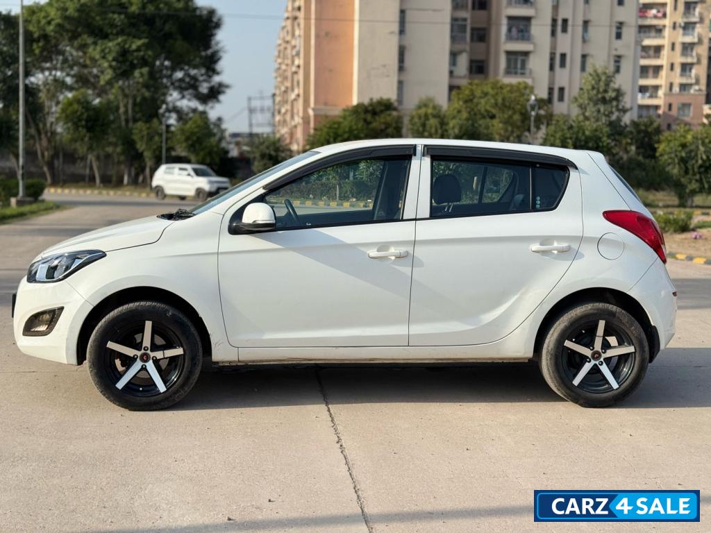 White Hyundai i20 Sports