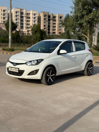 White Hyundai i20 Sports