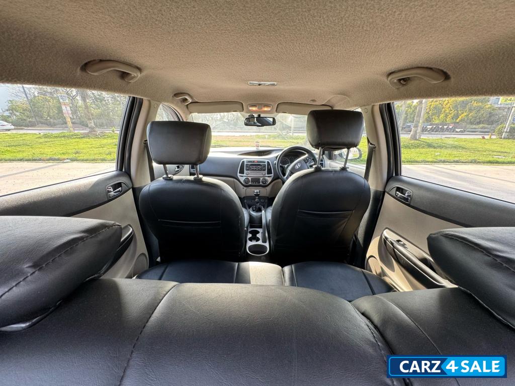 White Hyundai i20 Sports