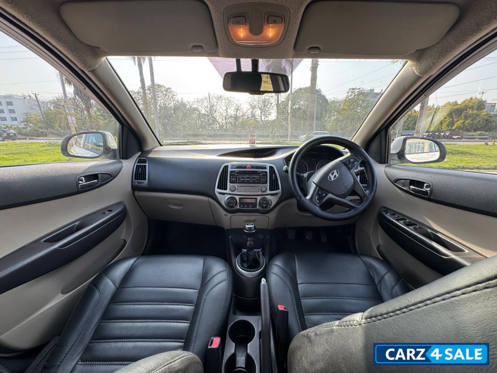 White Hyundai i20 Sports