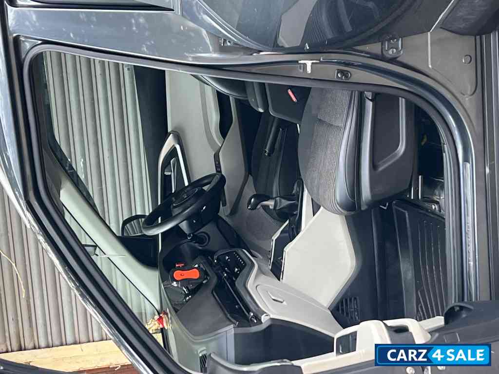 Rich Grey Kia Carens Petrol