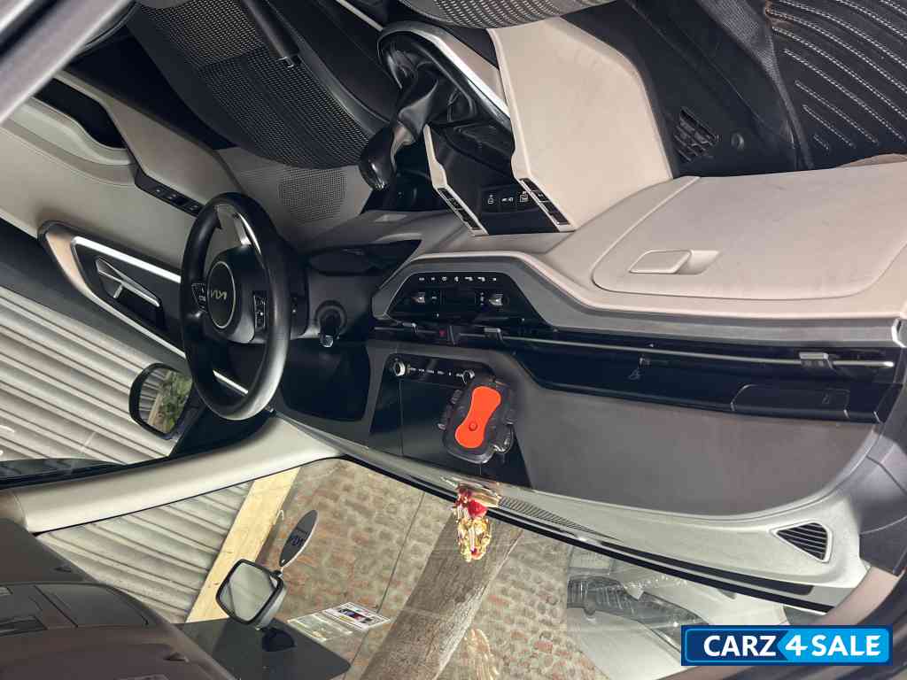 Rich Grey Kia Carens Petrol