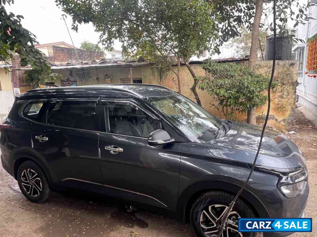 Rich Grey Kia Carens Petrol