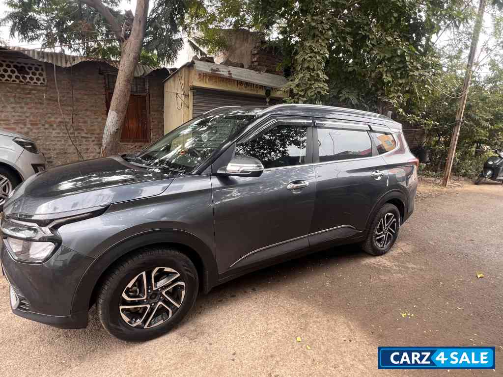 Rich Grey Kia Carens Petrol