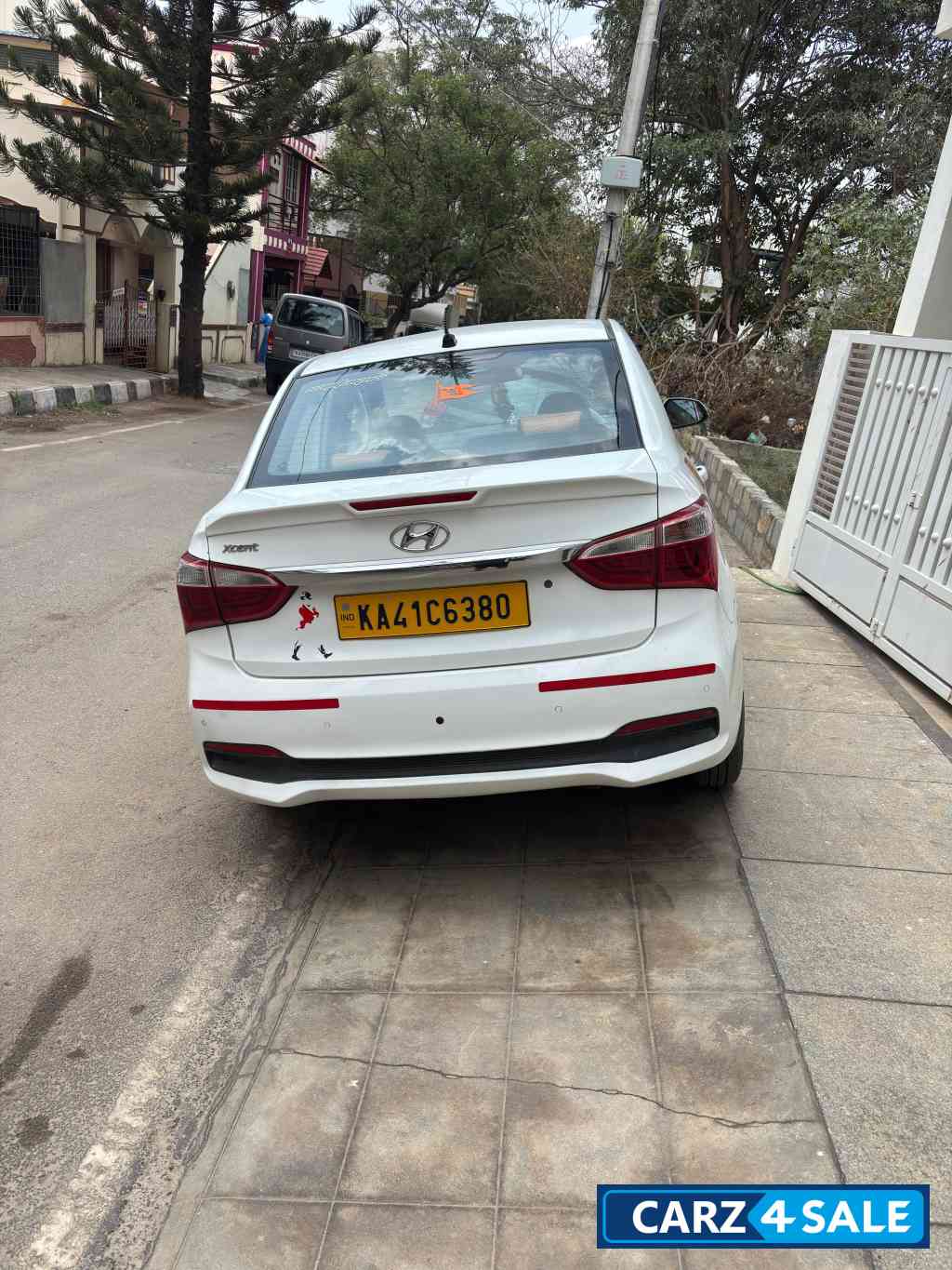 Polar White Hyundai Xcent S CRDi Polar White Hyundai Xcent S CRDi