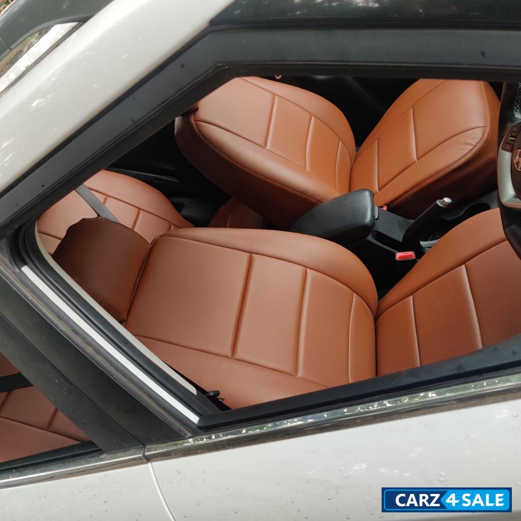 Polar White Hyundai Venue DCT SX+ TURBO