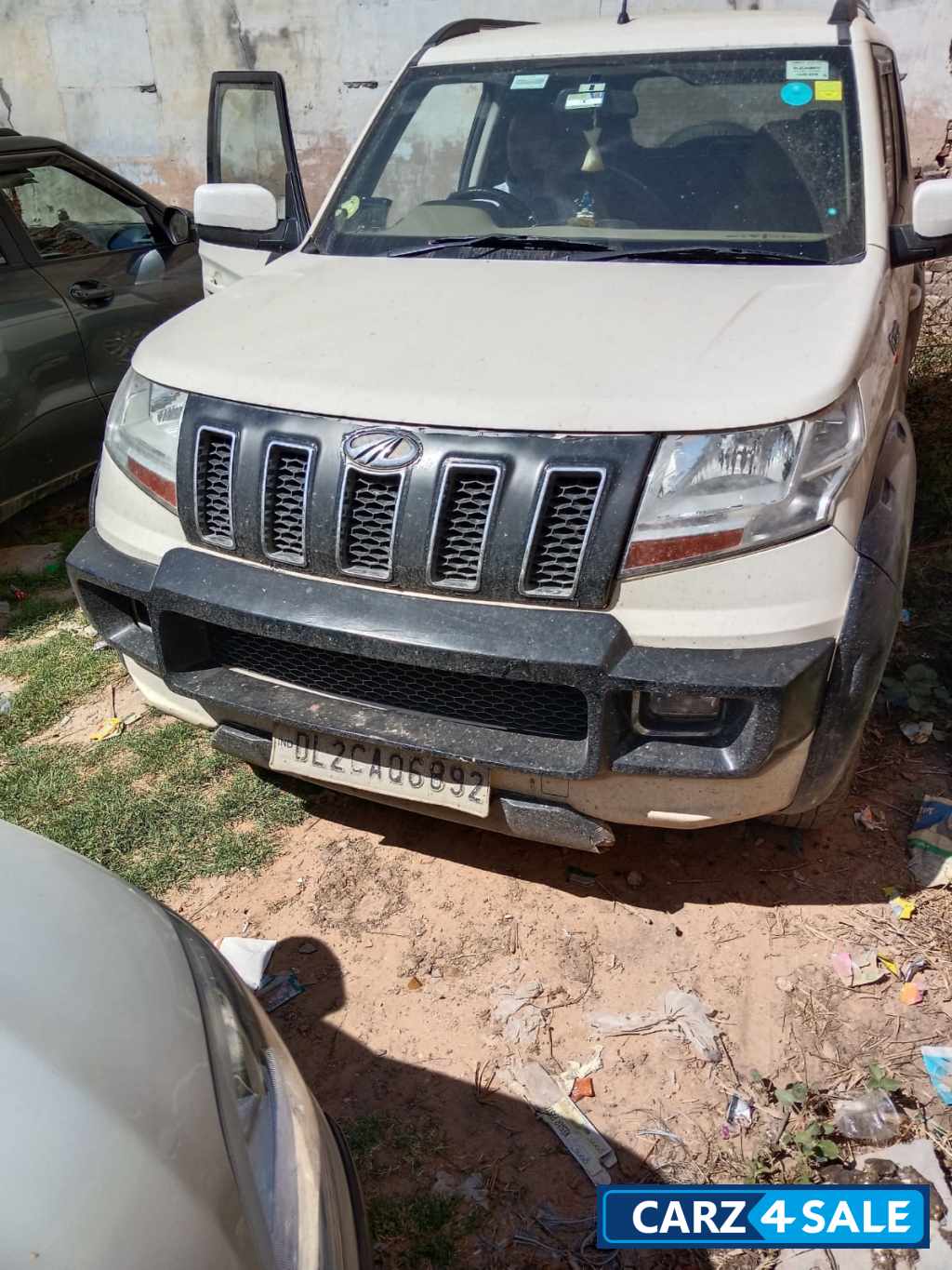 Mahindra TUV300 T8amt