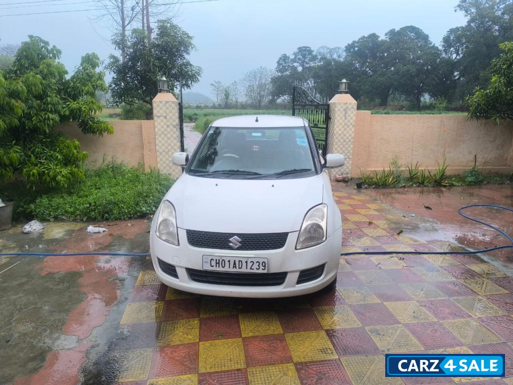 White Maruti Suzuki Swift lxi