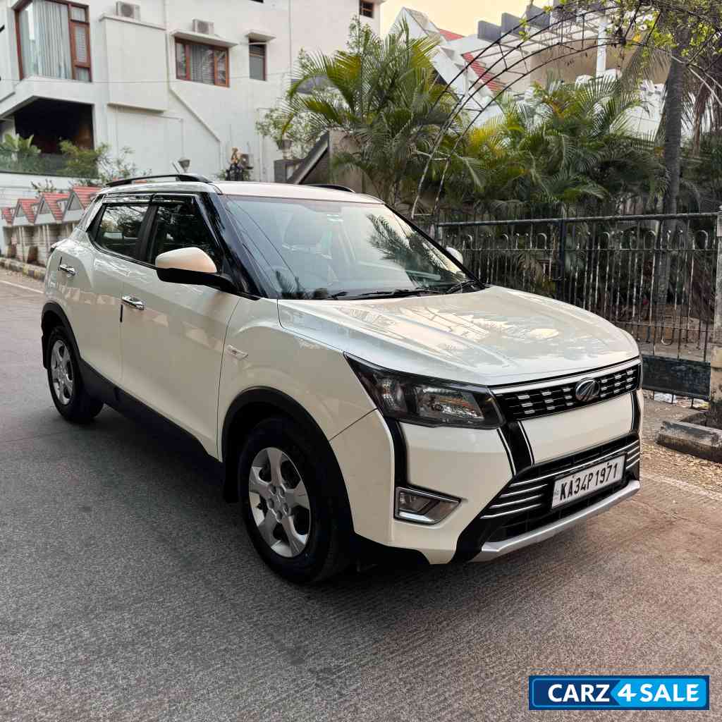 Pearl White Mahindra XUV300 W6