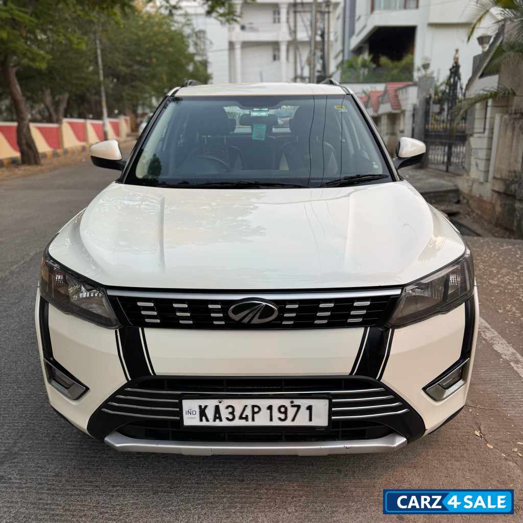 Pearl White Mahindra XUV300 W6
