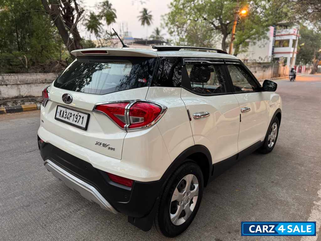 Pearl White Mahindra XUV300 W6