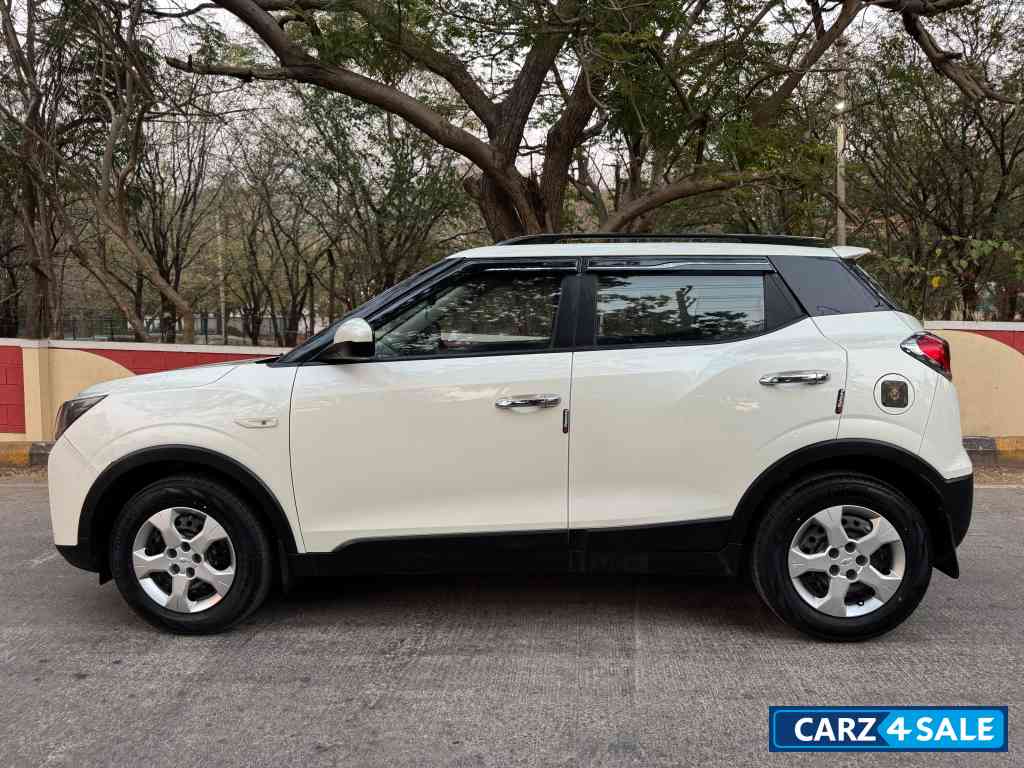 Pearl White Mahindra XUV300 W6