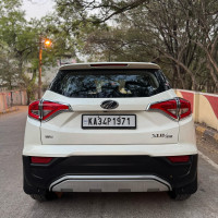 Pearl White Mahindra XUV300 W6