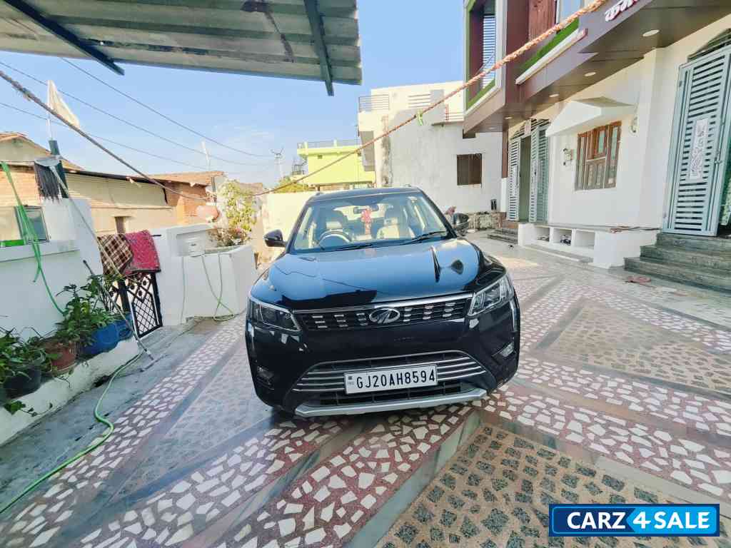 Mahindra XUV300 Top modal w8 options