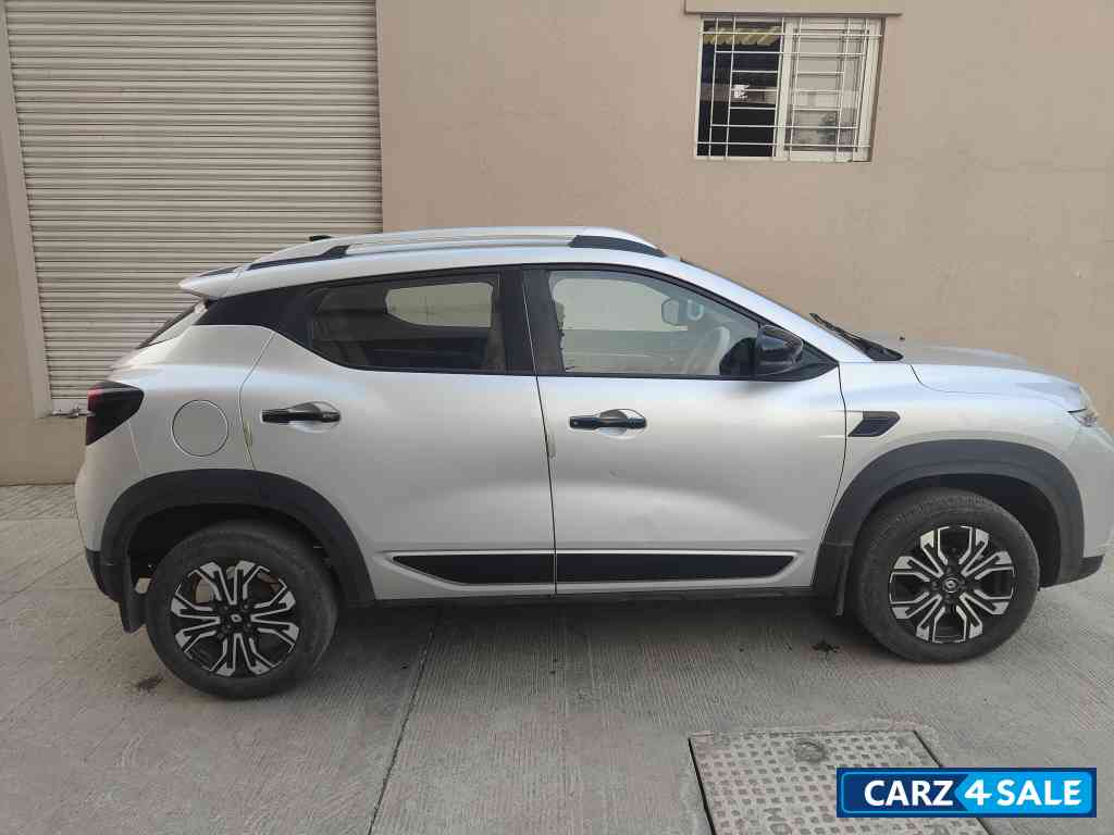 Silver Renault Kiger RXT o