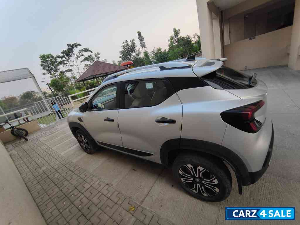 Silver Renault Kiger RXT o