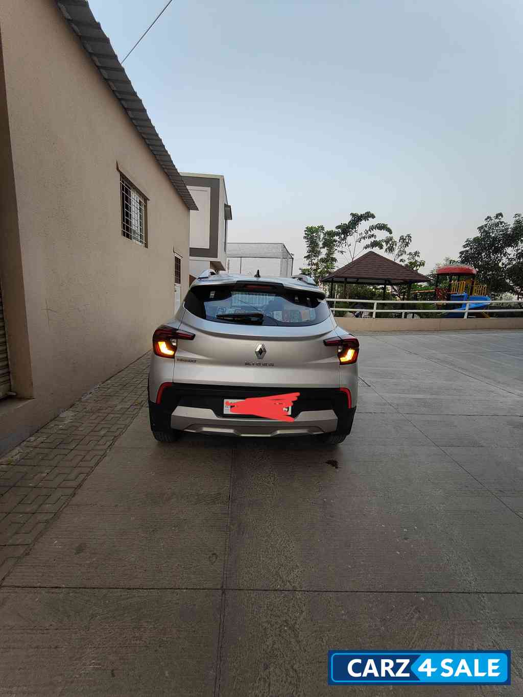 Silver Renault Kiger RXT o