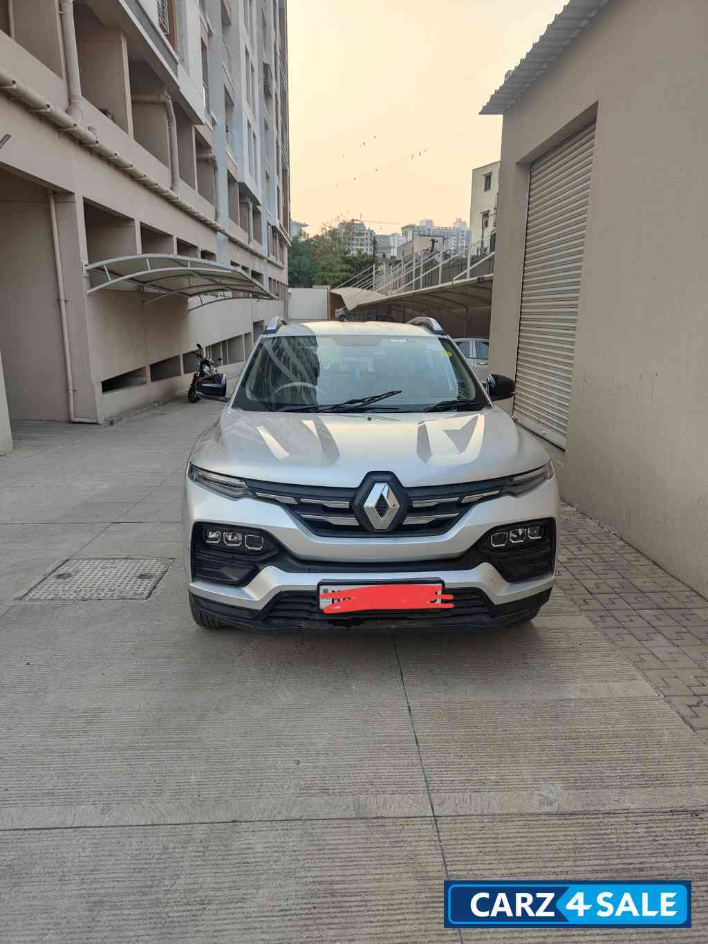 Silver Renault Kiger RXT o