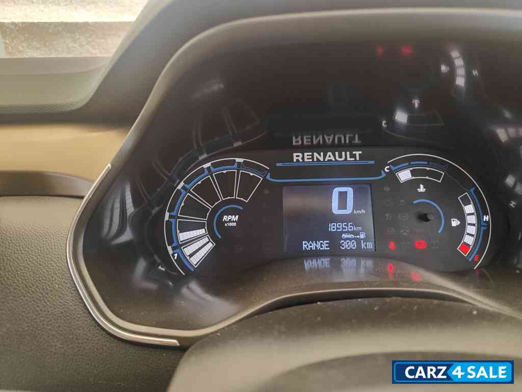 Silver Renault Kiger RXT o