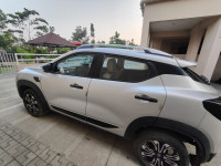 Silver Renault Kiger RXT o