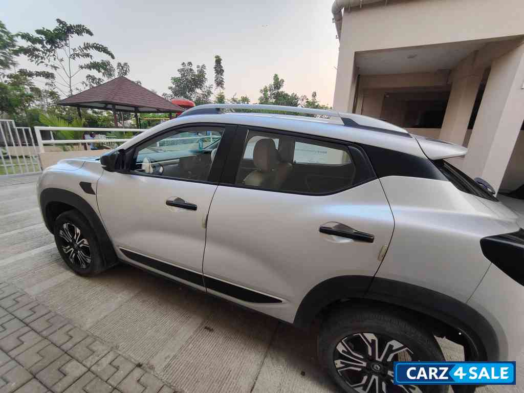 Silver Renault Kiger RXT o