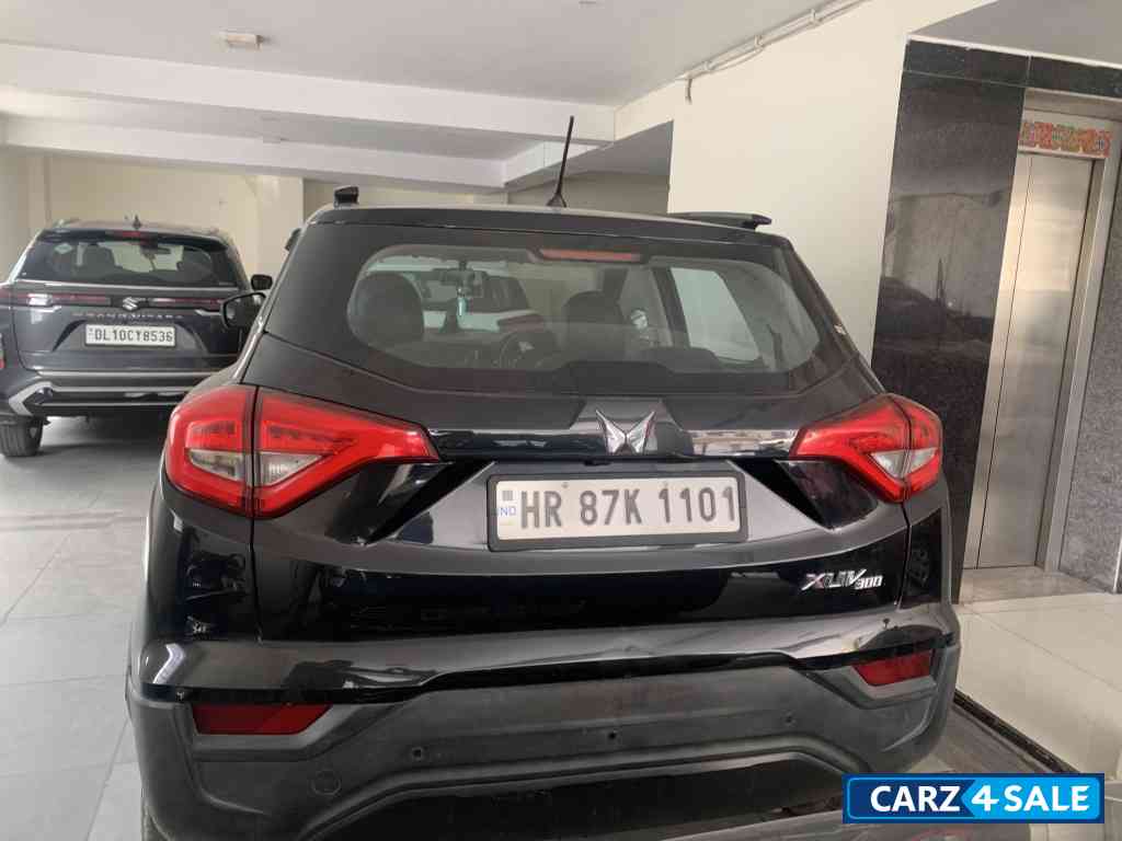 Black Mahindra XUV300 W6 sunroof bs6