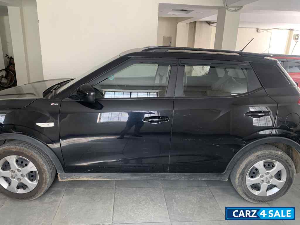 Black Mahindra XUV300 W6 sunroof bs6