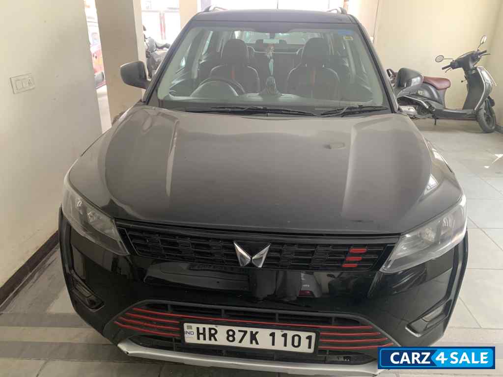 Black Mahindra XUV300 W6 sunroof bs6