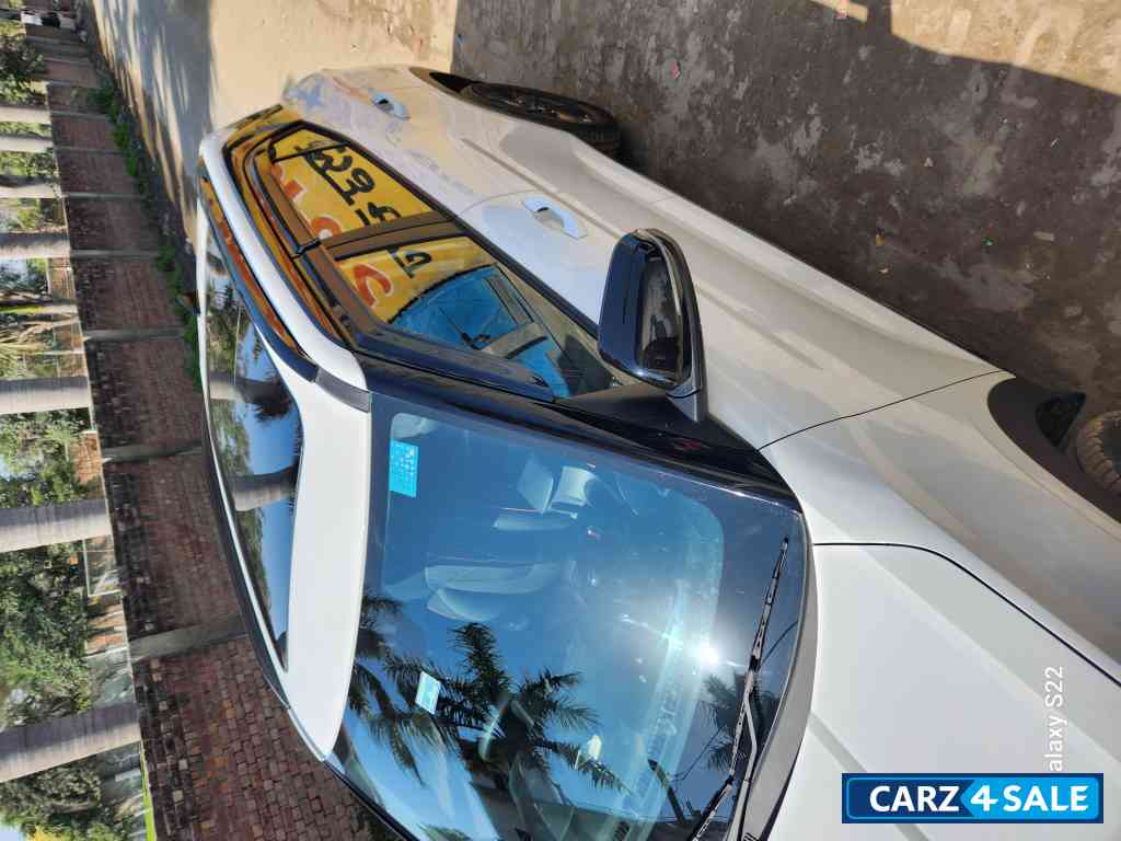 White Hyundai Creta White Hyundai Creta