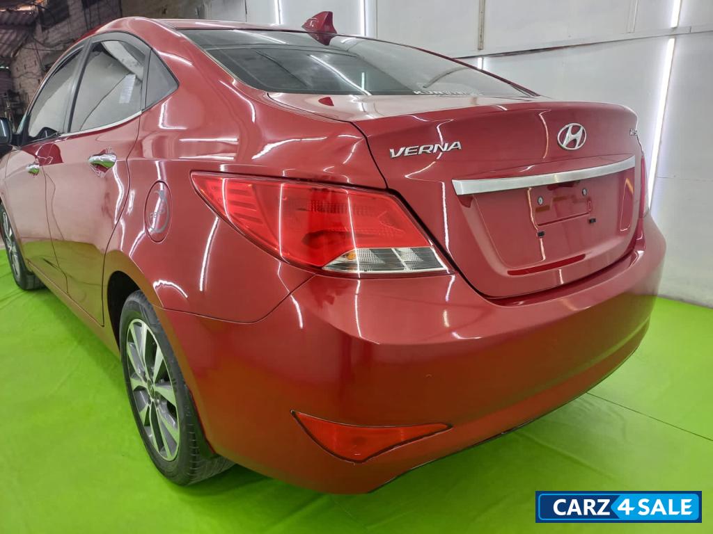 Red Hyundai Verna 1.6 SX VTVT O