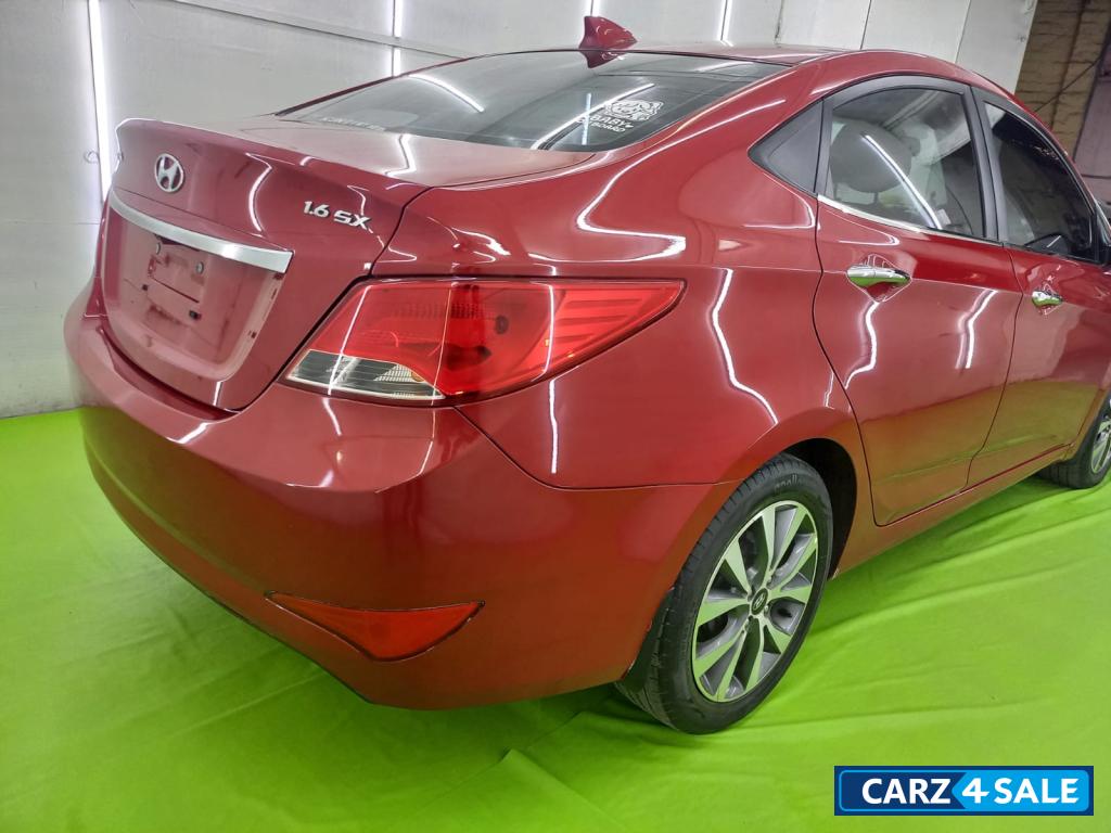 Red Hyundai Verna 1.6 SX VTVT O