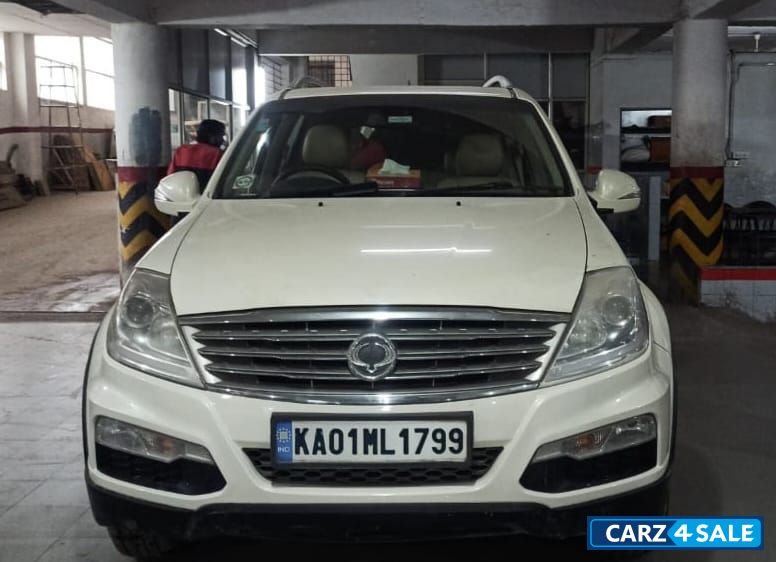 White Ssangyong Rexton RX7