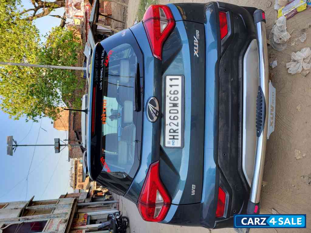 Mahindra XUV300 W8 Optional