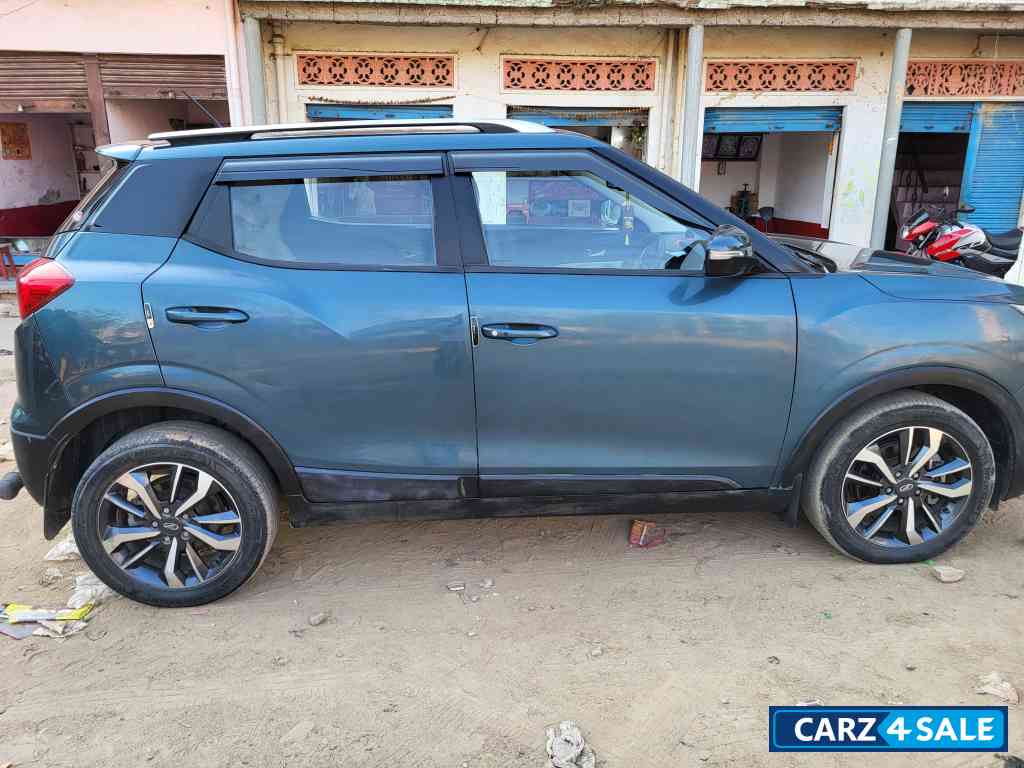 Mahindra XUV300 W8 Optional