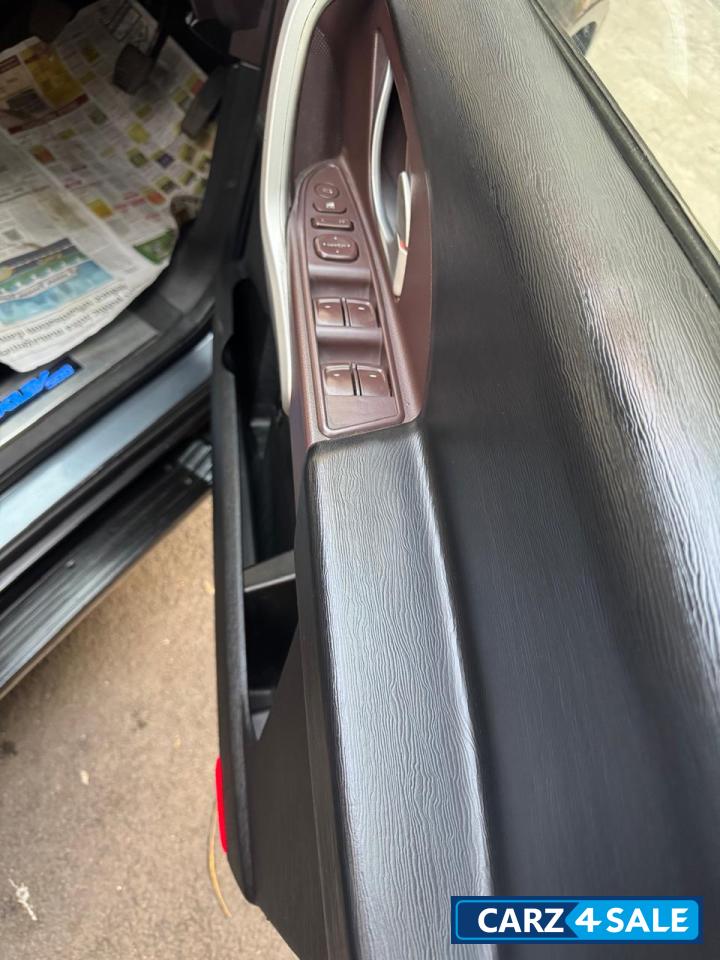 D Grey Mahindra XUV 500 W8