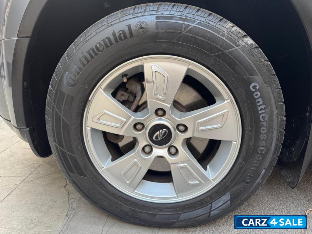 D Grey Mahindra XUV 500 W8