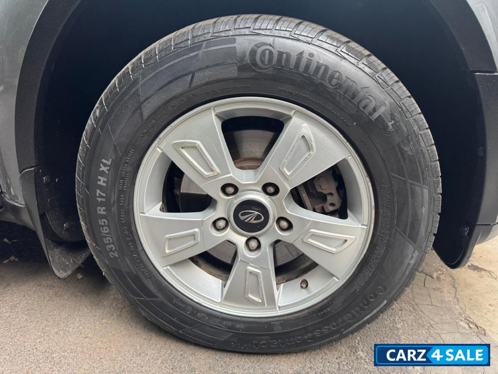 D Grey Mahindra XUV 500 W8