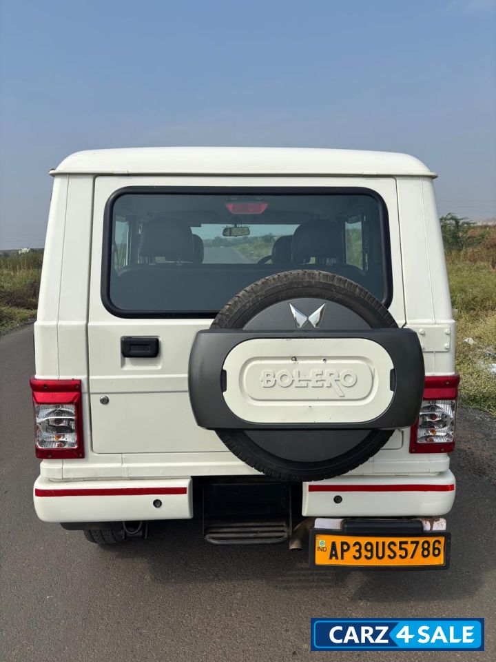 White Mahindra Bolero BS 6