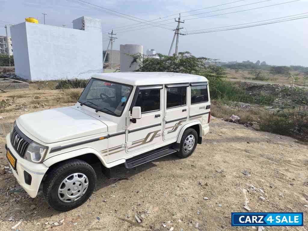 White Mahindra Bolero BS 6