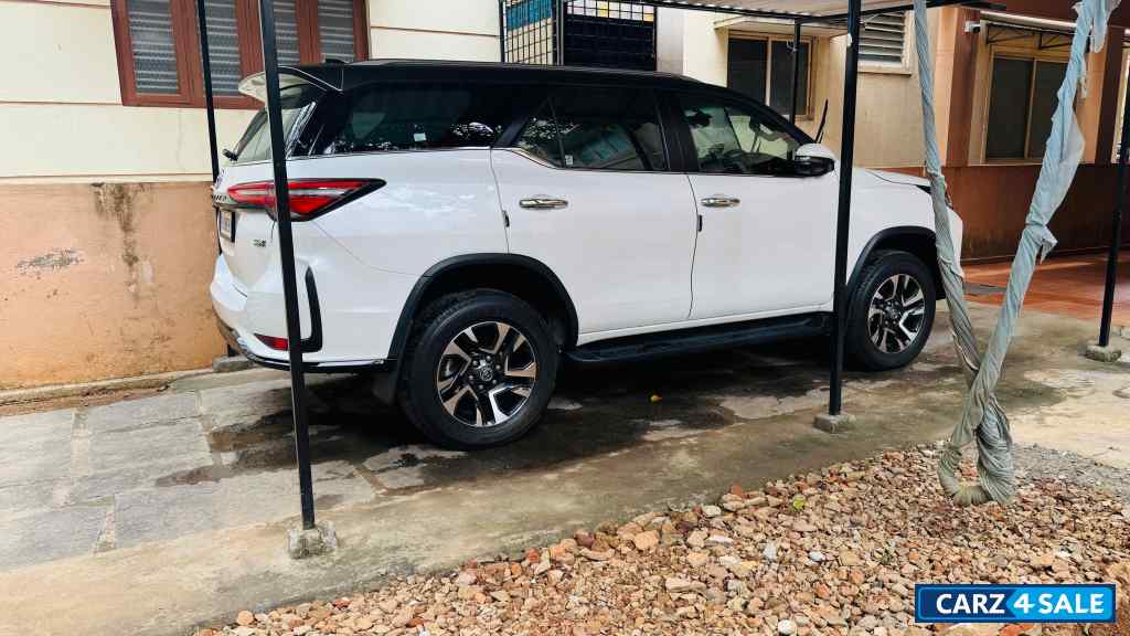 White Toyota Fortuner LEGENDER 4x4 AT