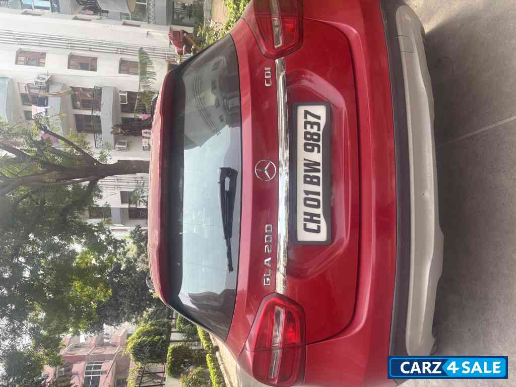 Red Mercedes-Benz GLA 200