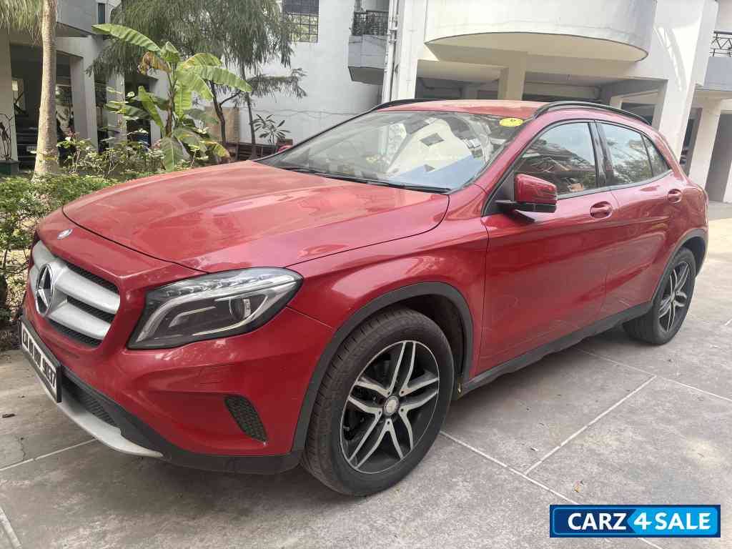 Red Mercedes-Benz GLA 200
